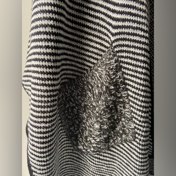 Knit poncho with pockets NWT - Picture 5 of 7